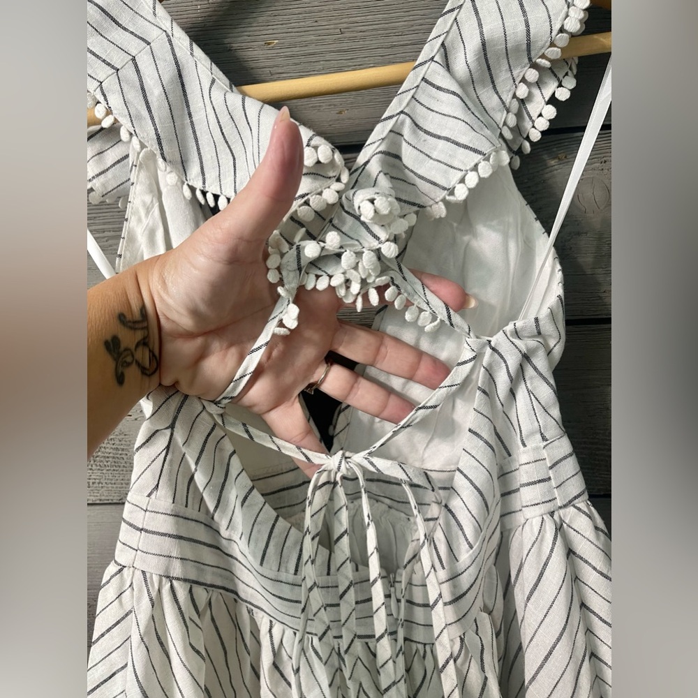 Selfie Leslie White Linen Striped Shorts Romper Criss Cross Back Sz M Summer - Picture 10 of 15